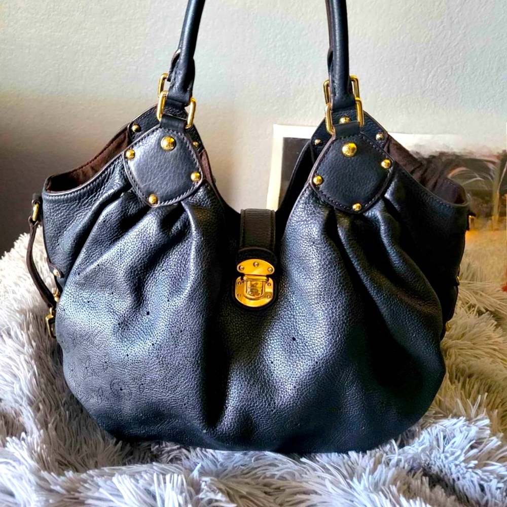 LIKE NEW RARE GORGEOUS MAHINA
LEATHER LOUIS VUITTON HOBO